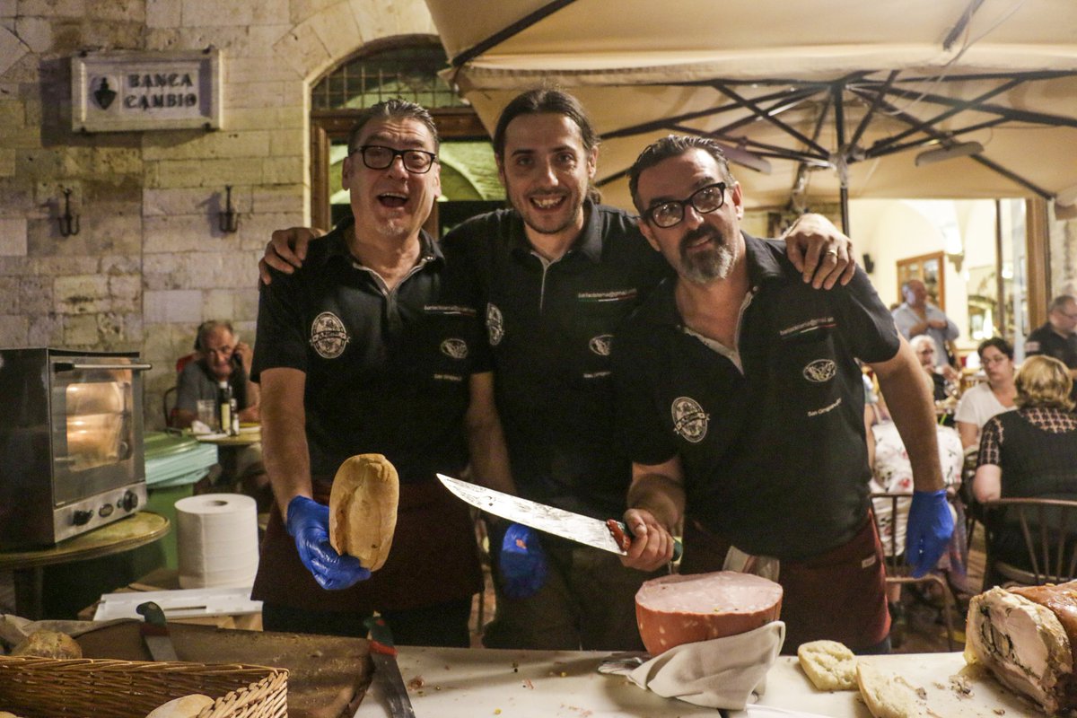 shareyoursangi's tweet photo. I pezzi meglio di #nottilucente a #SanGimignano: Massimo e Marco del Bar La Cisterna e la #birra di @mastroSangi https://t.co/JBXIeBkEzN