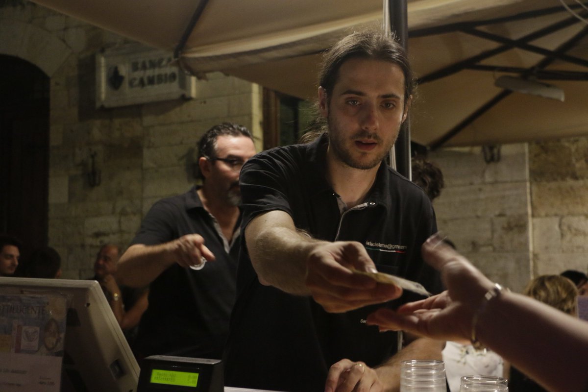 shareyoursangi's tweet photo. I pezzi meglio di #nottilucente a #SanGimignano: Massimo e Marco del Bar La Cisterna e la #birra di @mastroSangi https://t.co/JBXIeBkEzN