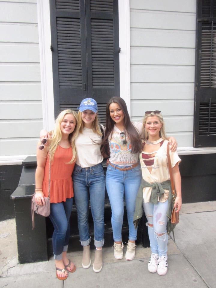 Olivia_HoltFR's tweet photo. Nouvelle #PHOTOS d'Olivia et des amies à la Nouvelle-Orléans en février. https://t.co/YBUnhZy58O