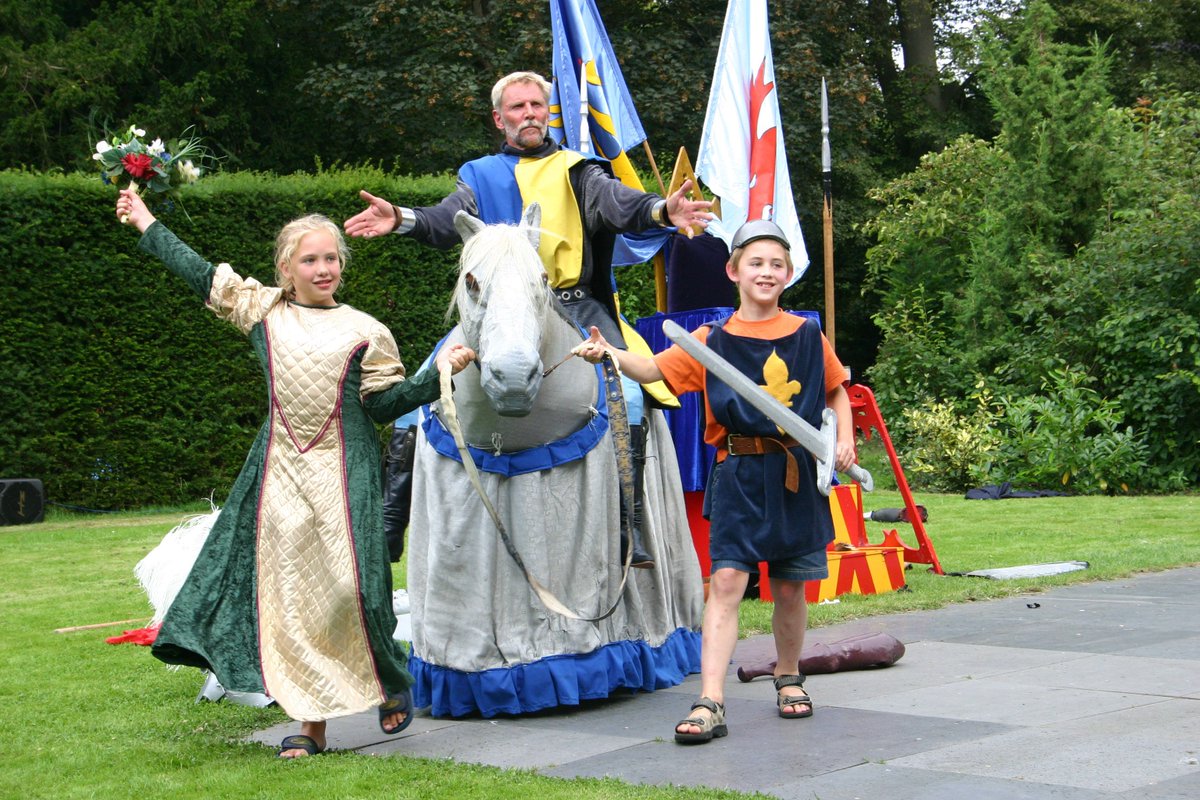 Theatergroep #Hilaria sluit de zaterdagmiddag af met een middeleeuws ridderspektakel vol visueel geweld en humor. summerbreek.nl/theatergroep-h…