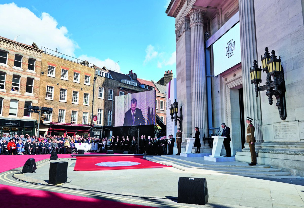 Freemasonry2day's tweet image. Paving stones commemorating the 64 English #Freemasons awarded Victoria Cross during WWI unveiled: bit.ly/2tMu1HM #VCpavingstones