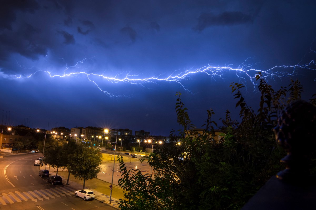 tiempobrasero's tweet photo. Algunos rayos de anoche. En Fuenlabrada (Madrid), foto de Gustavo Arroyo https://t.co/faezMc6ezZ