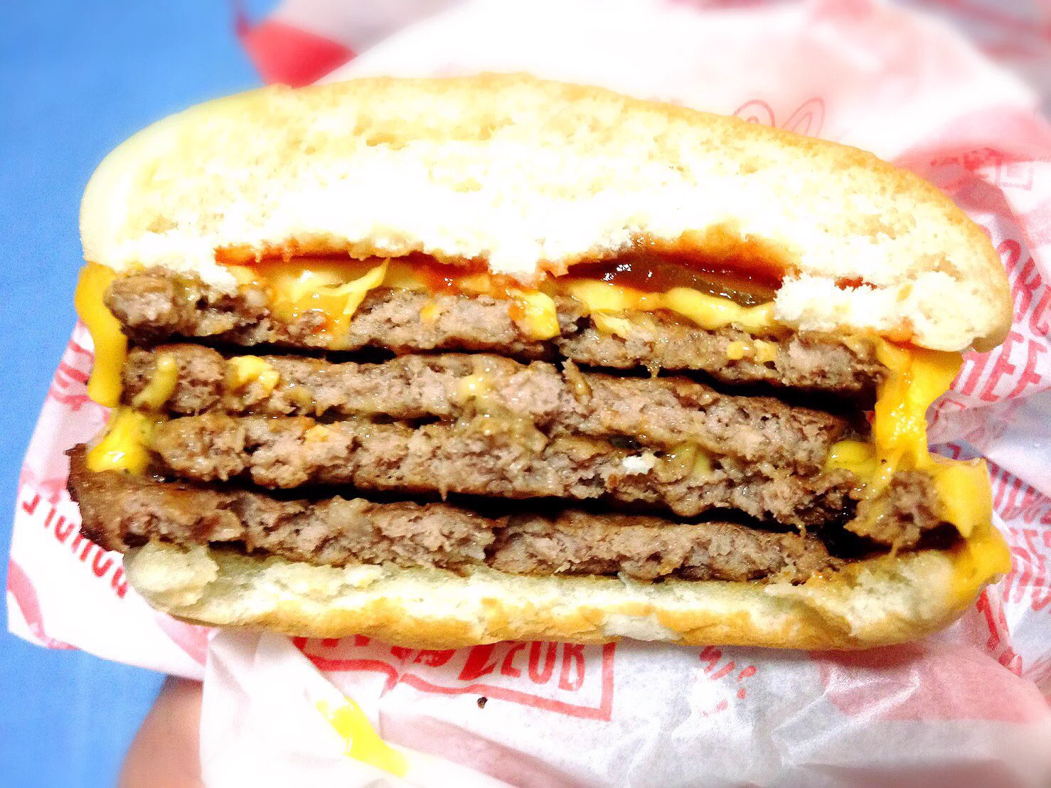 まさにデブバーガーwwダブルチーズバーガーに100円足すとパティが四枚に！