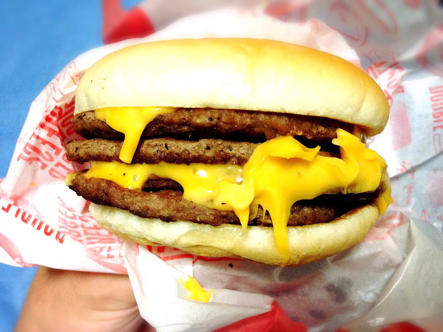まさにデブバーガーwwダブルチーズバーガーに100円足すとパティが四枚に！