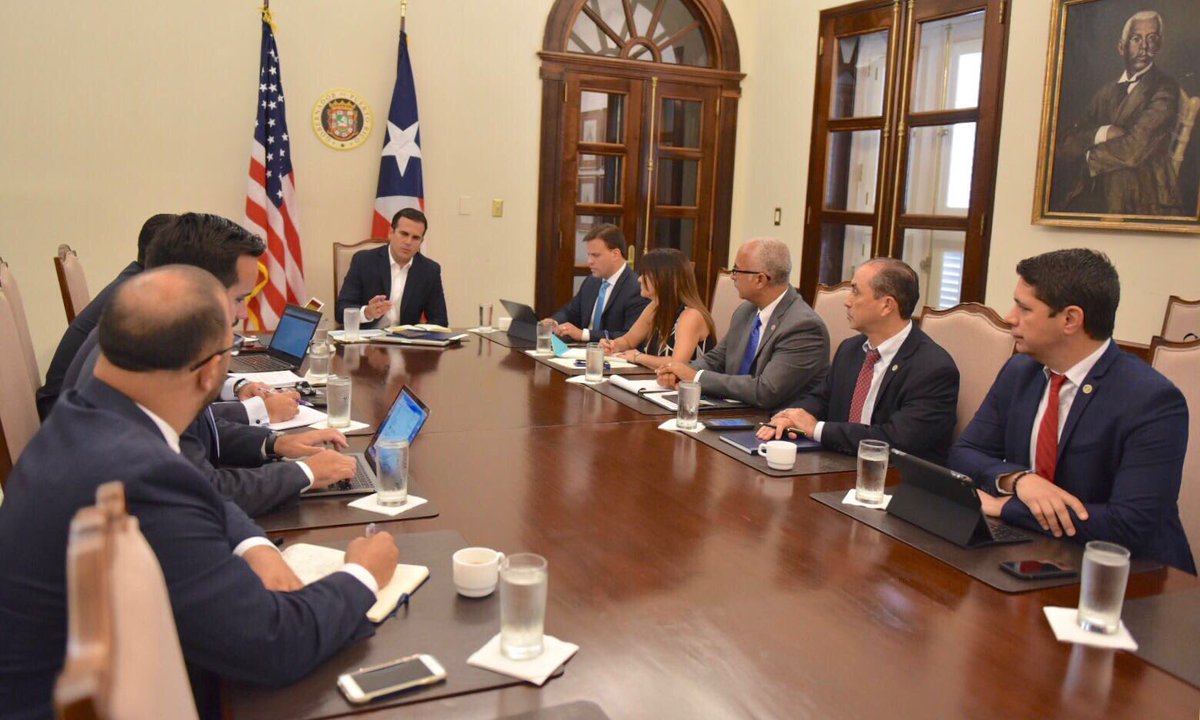 ricardorossello's tweet photo. Con mi Equipo Fiscal discutiendo el cumplimiento al Plan Fiscal y el seguimiento a las agencias de gobierno. #UnEquipo https://t.co/6YPCrBWYAp