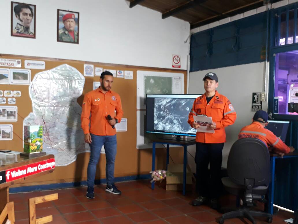 emilioanaya's tweet photo. El director de @pctachira      @YesnardoC explica los fenomenos meteorologicos q han afectado a nuestro Edo Tachira . @VielmaEsTachira https://t.co/Z1CR3oZbPw