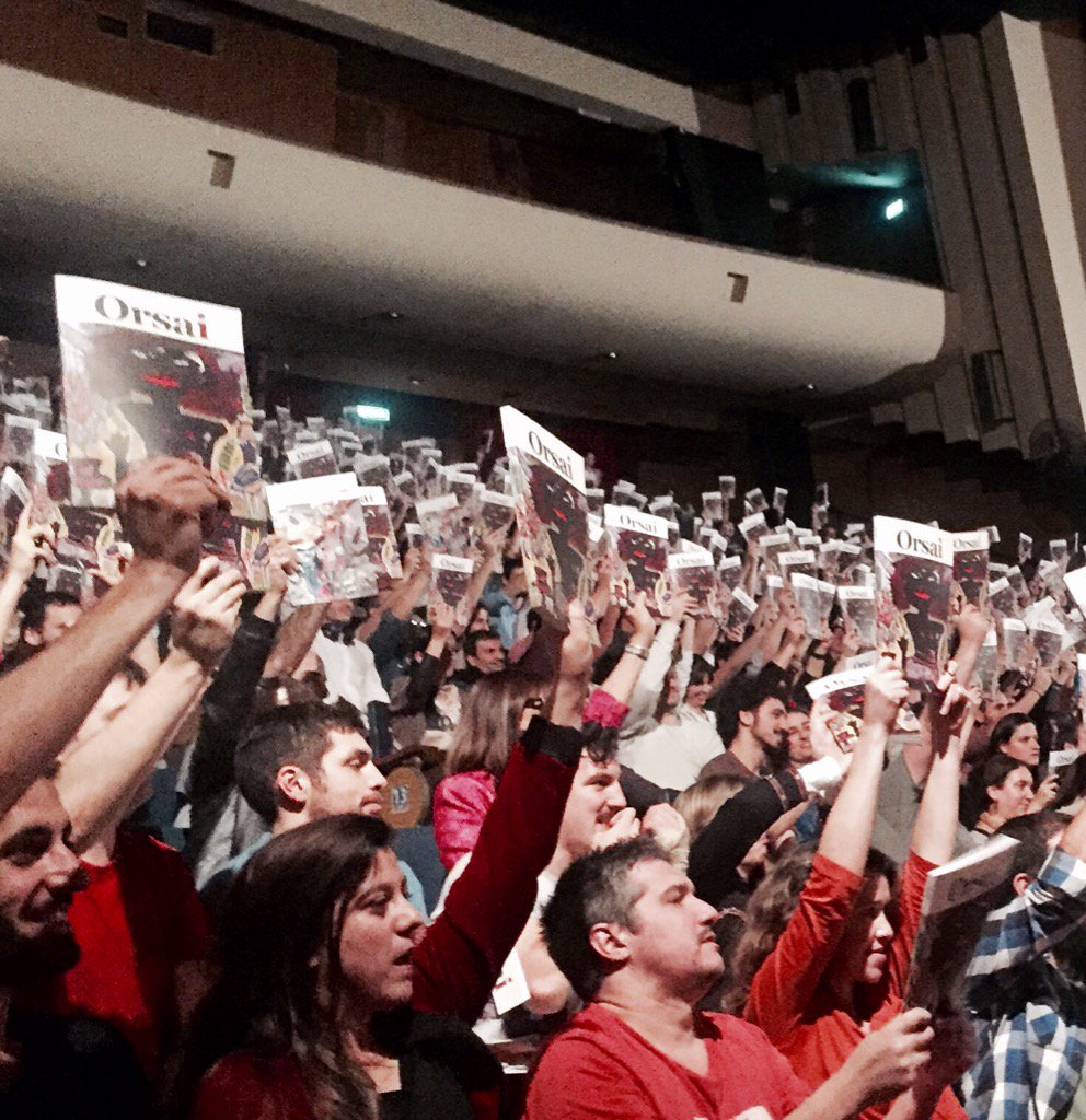 casciari's tweet photo. Lo de anoche fue conmovedor. Publicamos una revista de literatura sin publicidad y 1.200 personas lo festejaron en un teatro. https://t.co/Kei9dAxe3z