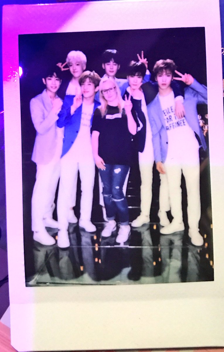 I HAD MY FRICKEN GLASSES ON AND I WAS SHAKING BUT JINWOO HAD HIS HND ON MY SHOULDER AND WALKED ME TO THE CENTRE AND WAS SO NICR AND AIDHAHSH