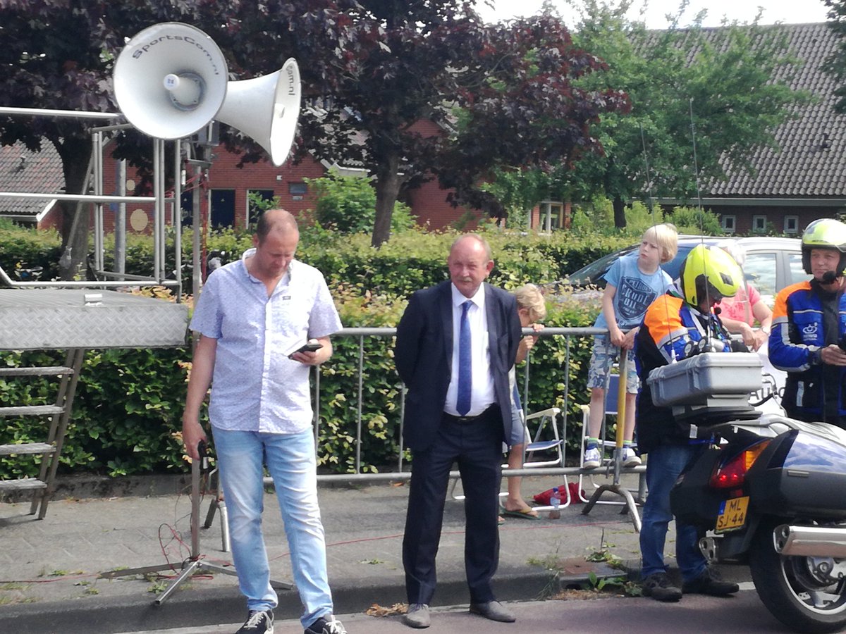 ditisRODENnl's tweet photo. Ook burgemeester @smidklaas is aanwezig om de dames weg te schieten n Nieuw Roden @meerda https://t.co/1OTmFrKLnW