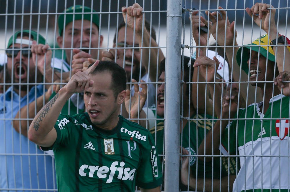 Palmeiras's tweet photo. Se você acha que o #CraqueDoVerdão foi @alejandrog18, levante a mão e dê RT neste tweet. https://t.co/XNpXZvQVro