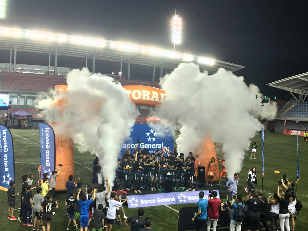 ColegioBrader's tweet photo. Felicidades a nuestro equipo campeón de Liga 10, a sus entrenadores, a sus familias y a la gran barra que nos acompañó!
#OrgulloBrader https://t.co/IsyLgRtx1D