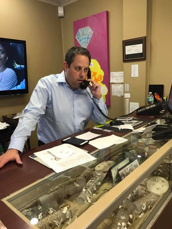 RIJewelers's tweet image. The grind never stops for @askhowiek! #GnG #Memphis #JewelryExpert