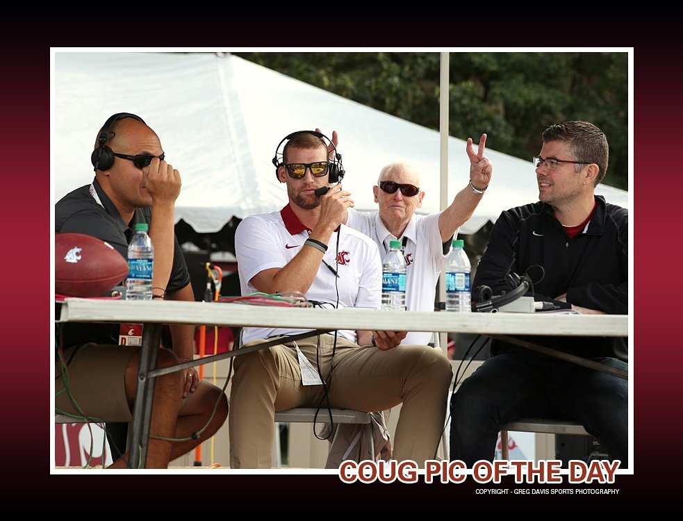 GDSportsPhotos's tweet image. #CougPicOfTheDay #BobRob with theclassic pre-game photobomb...@wsucougfb @WSUCougars @CougarAthFund @jasongesser  @M_Chaz @JessamynMcIntyr
