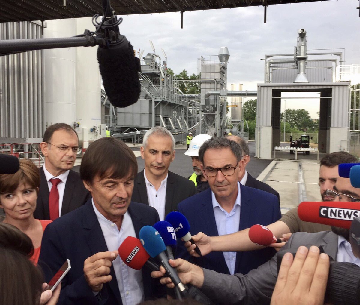 ENGIEgroup's tweet photo. .@N_Hulot a visité la plateforme GAYA à Saint-Fons en présence de Didier Holleaux, DGA d'ENGIE https://t.co/ZA20PB9HlQ https://t.co/yScPBxZoS5