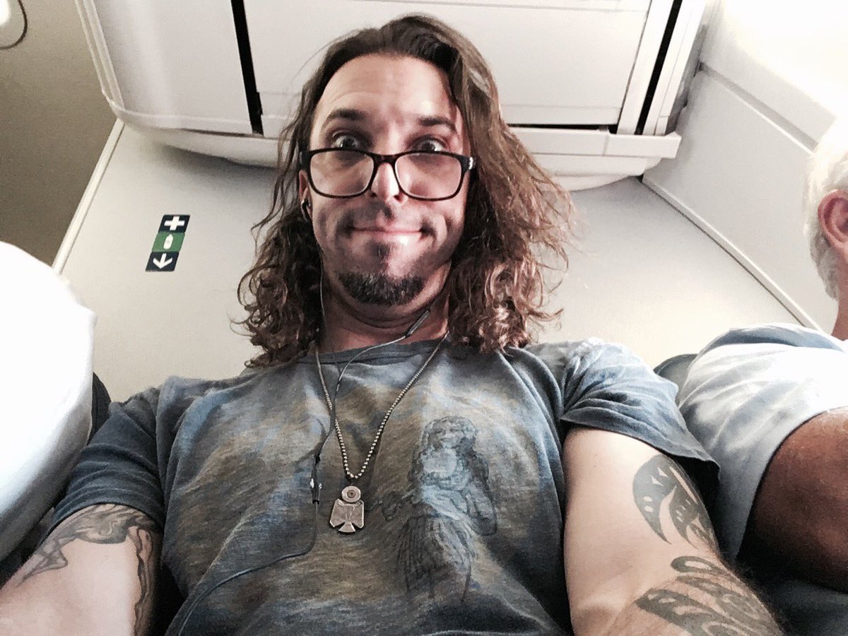 jeffcoplan's tweet photo. Back row middle seat sandwiched by two large men. No recline. #goodtimes https://t.co/CfjjpURHXH