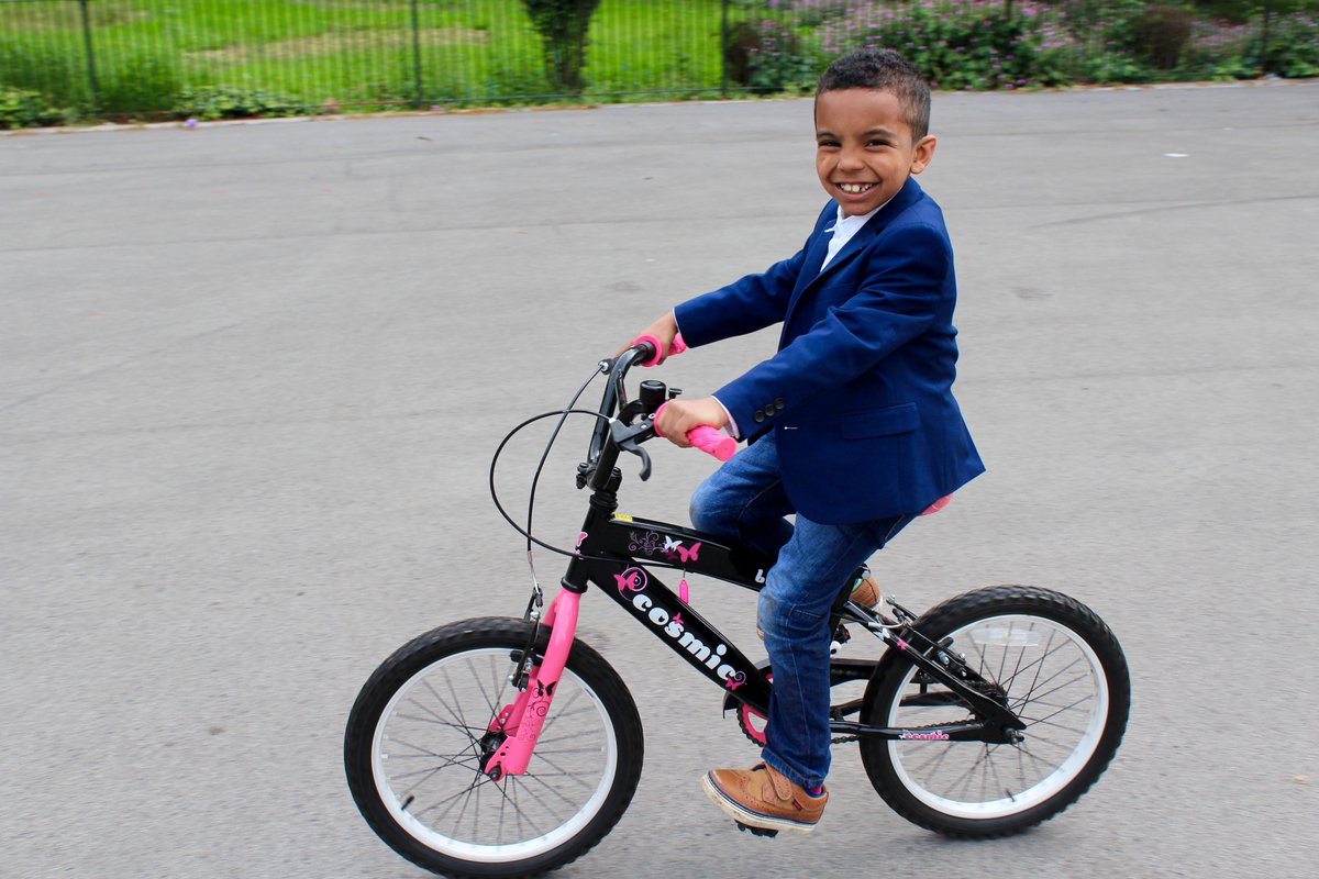 evefrancisholt's tweet photo. Gorgeous sight in @AlexParkMCR as families celebrated #Eid happy customers at @BikeHiveMcr - bike fixing, riding and swapping. https://t.co/ix3YjngyEa