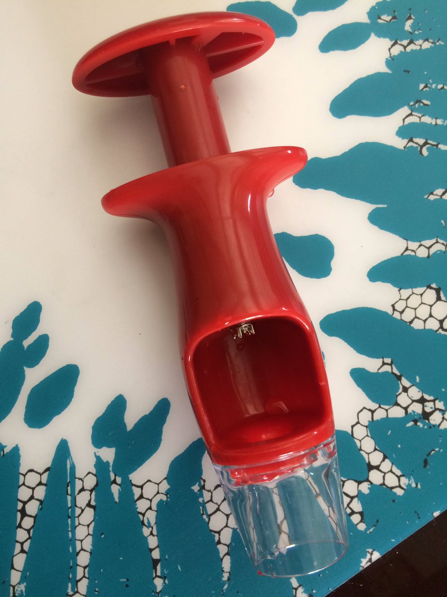 🍒at Aldi are quite cheap right now. So I had some spare 💰 for this little guy. After the 🍍 and 🍉 slicer I 🎁 the 🍒 pitter.
