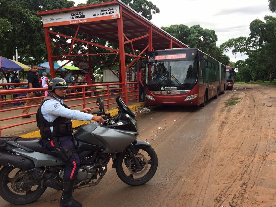 Prensa_PEB's tweet photo. Brindando seguridad para toda la ciudadanía #AzulesPEB mantiene constantes recorridos en las paradas del transporte público @TRANSBOLIVARGEB https://t.co/EqQaNTE7gE