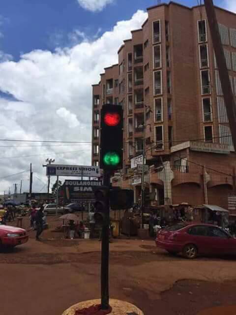 SmartTrafficCM's tweet photo. Feu de signalisation sorcier, route avec les cratères de poules... Tu fais comment?
#Bafoussam #team237 #Cameroun #ZeroInfrastructure https://t.co/11gx7SrbCu