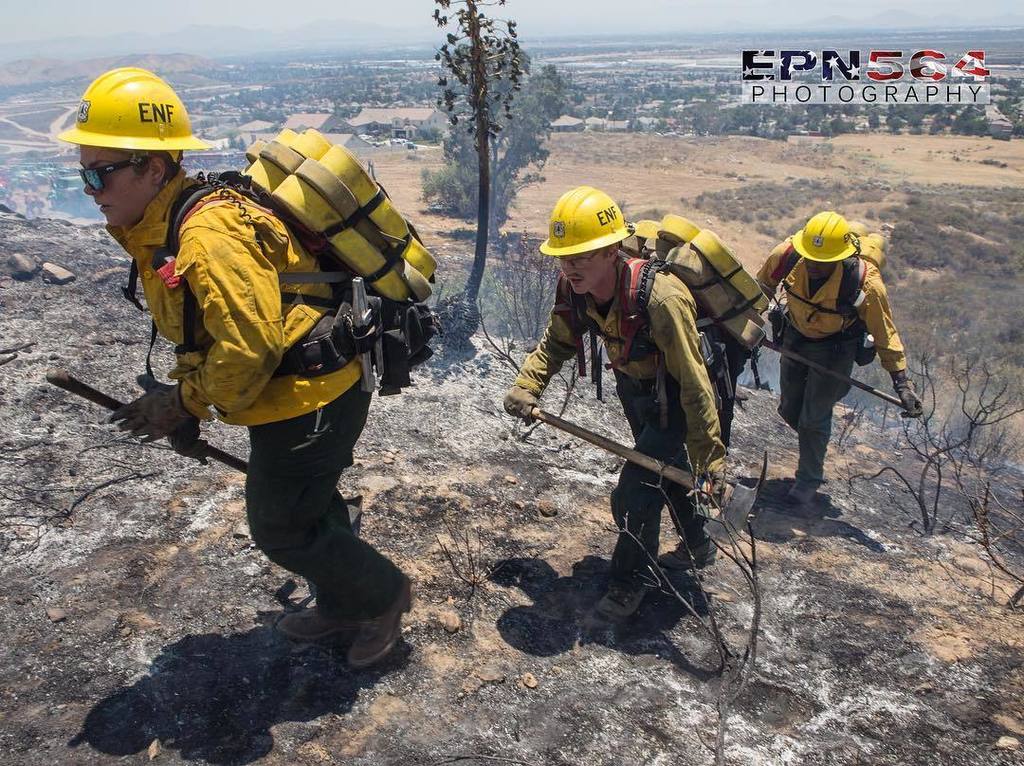 564FIREPhoto's tweet photo. BDF #MelvinFire ENF crews making their way up on to Div A. @epn564 @SanBernardinoNF #BDF #wildland #wildlandfirefi… https://t.co/kCEGfydMRJ https://t.co/Wgq4swB4Pl