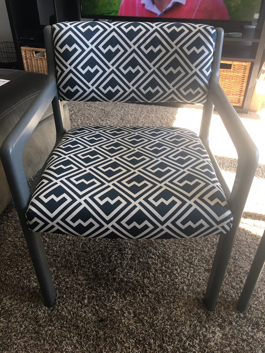 Meghan_Scott17's tweet image. First DIY was a success! #readingnook #ontothenextproject