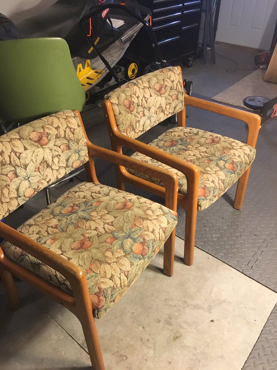 Meghan_Scott17's tweet image. First DIY was a success! #readingnook #ontothenextproject