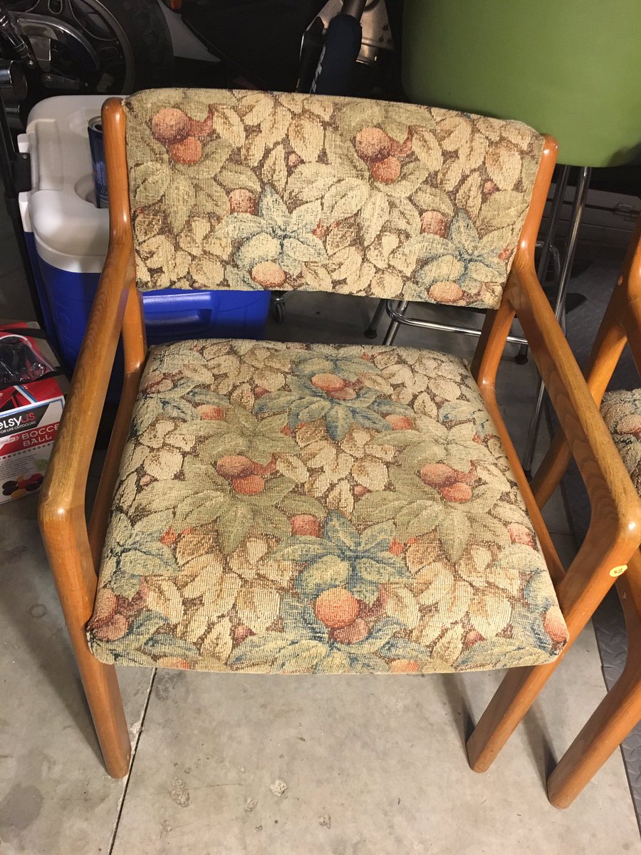 Meghan_Scott17's tweet image. First DIY was a success! #readingnook #ontothenextproject