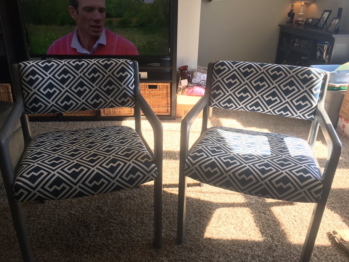 Meghan_Scott17's tweet image. First DIY was a success! #readingnook #ontothenextproject