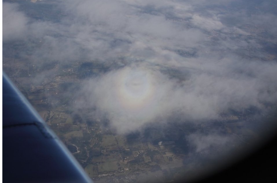 is_be_'s tweet image. 무지개는 둥글다.
왼쪽은 독일의 1835m 높이의 벤델스타인 산 정상에서 촬영한 것으로 통상 지표면에서 보면 무지개가 호(弧) 모양이지만, 높은 곳 특히 비행기를 타고 관찰하면 정확한 원 모양이 드러난다.