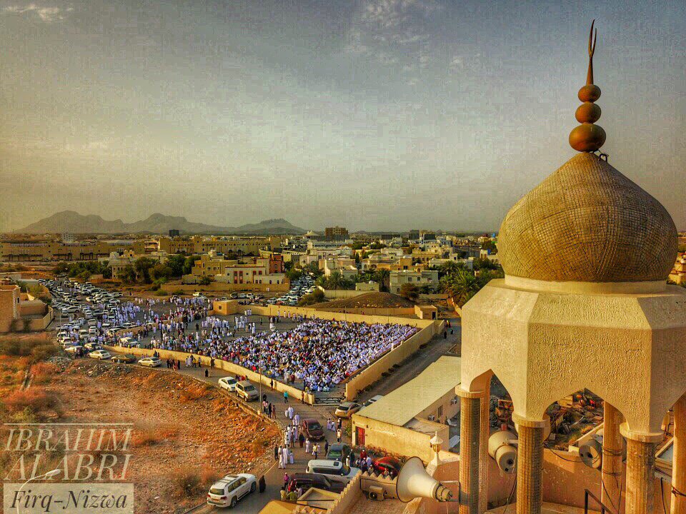 صورة جوية لصلاة عيد الفطر في بلدة فرق #عيد_الفطر_المباركِ  #لقطة_عمانية_في_العيد3