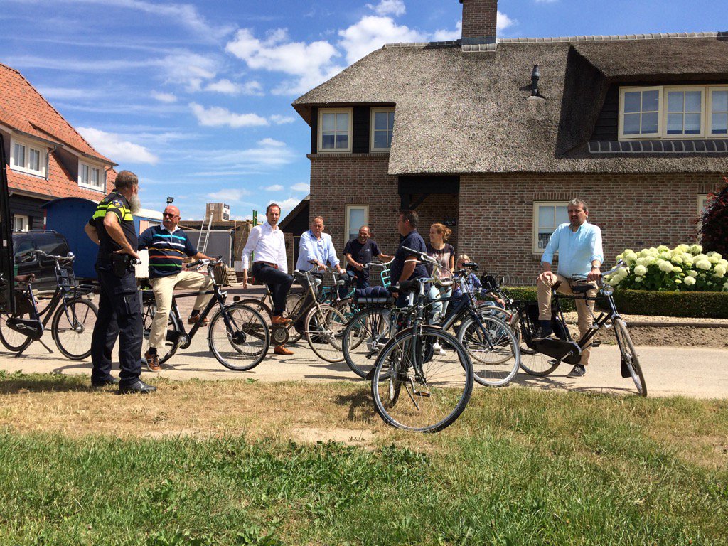 Dorpsschouw Dorpsraad Aalst met wethouder, politie, Buitendienst e.a. <a href="/gem_zaltbommel/">Gemeente Zaltbommel</a> <a href="/basmoerman/">BAS MOERMAN</a> @Wijkagt_Hendrik