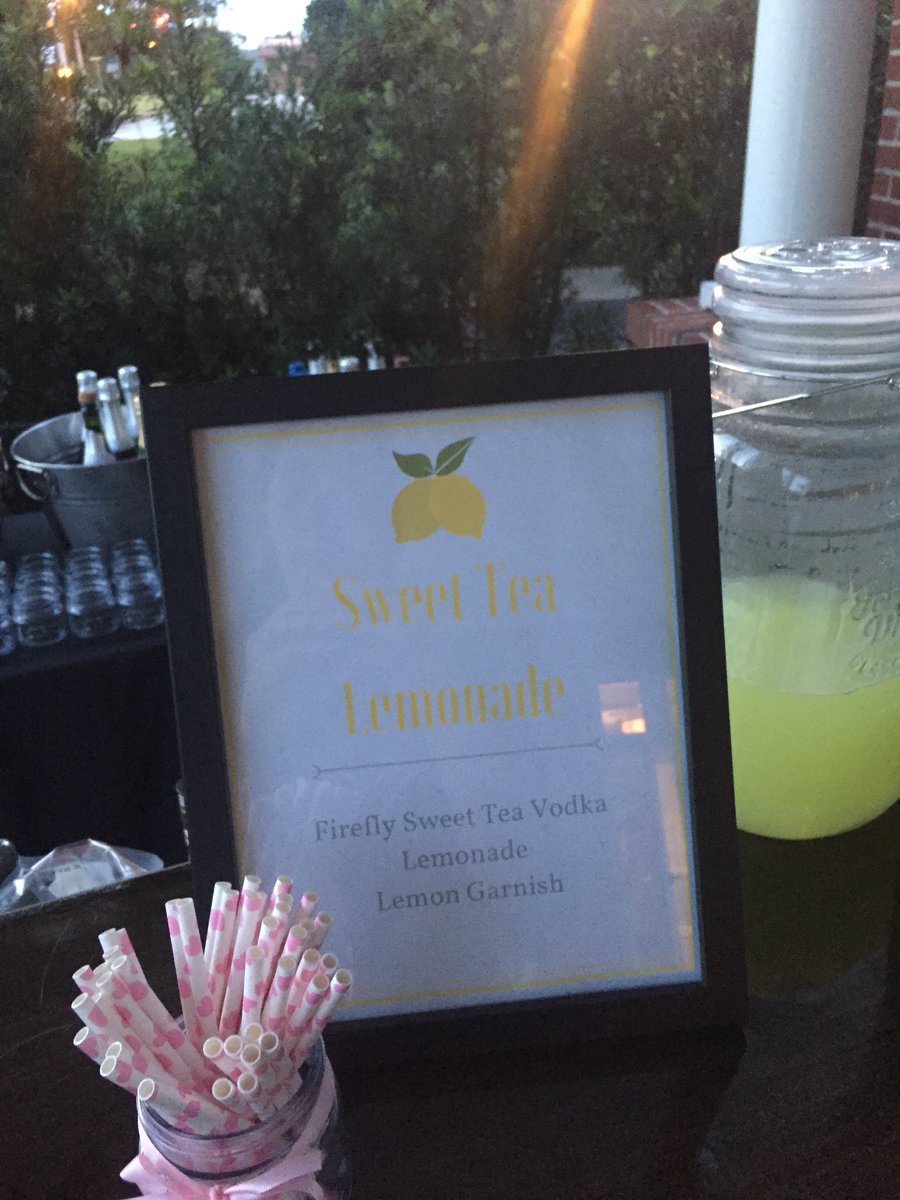 liquidcaterings's tweet photo. Consider a refreshing, custom #cocktail for your #summerwedding, like the Firefly Sweet Tea Lemonade created for this couple! #loveyourbar https://t.co/y3L5ujteUU