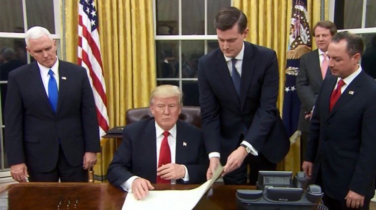 Trump: Supreme Court decision on travel ban is `clear victory for our national security' bit.ly/2sTsmjG https://t.co/9ig1Al3ZGo