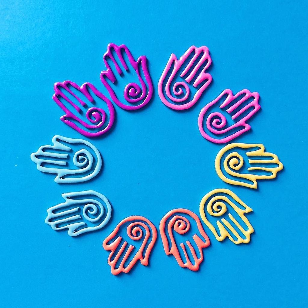 Loving these cute little Hamsa hand earrings, such fab bright colours! 😍💜🌈🦄🎨😁
.
.
.
.
.
#howihue #colorcolourlover… ift.tt/2rUaLXr