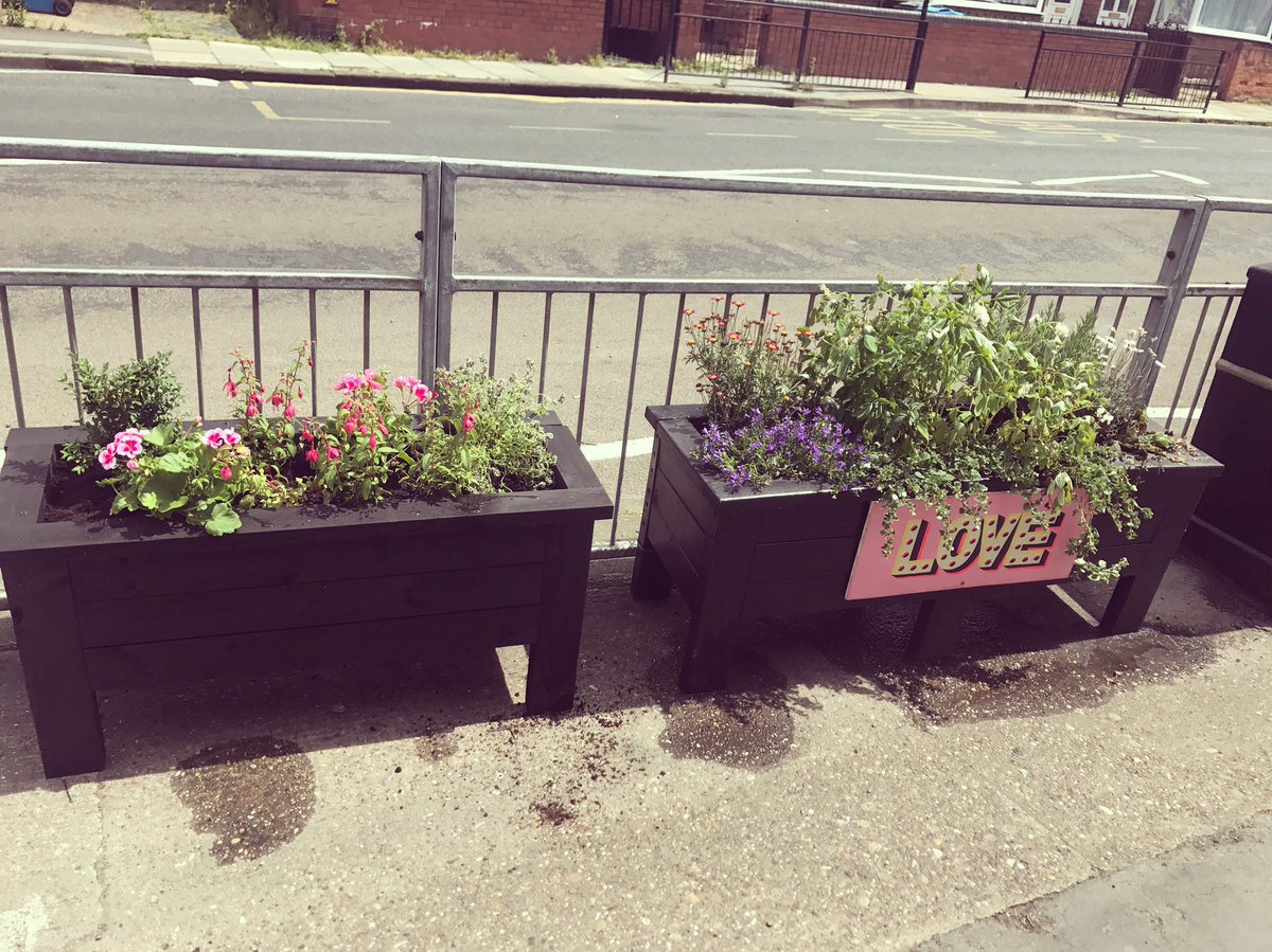 The planters looking beautiful today mine and Vintage Cafe's #communityplanting #chantsave #hu5 #lovechants #Hull2017 #CityofCulture