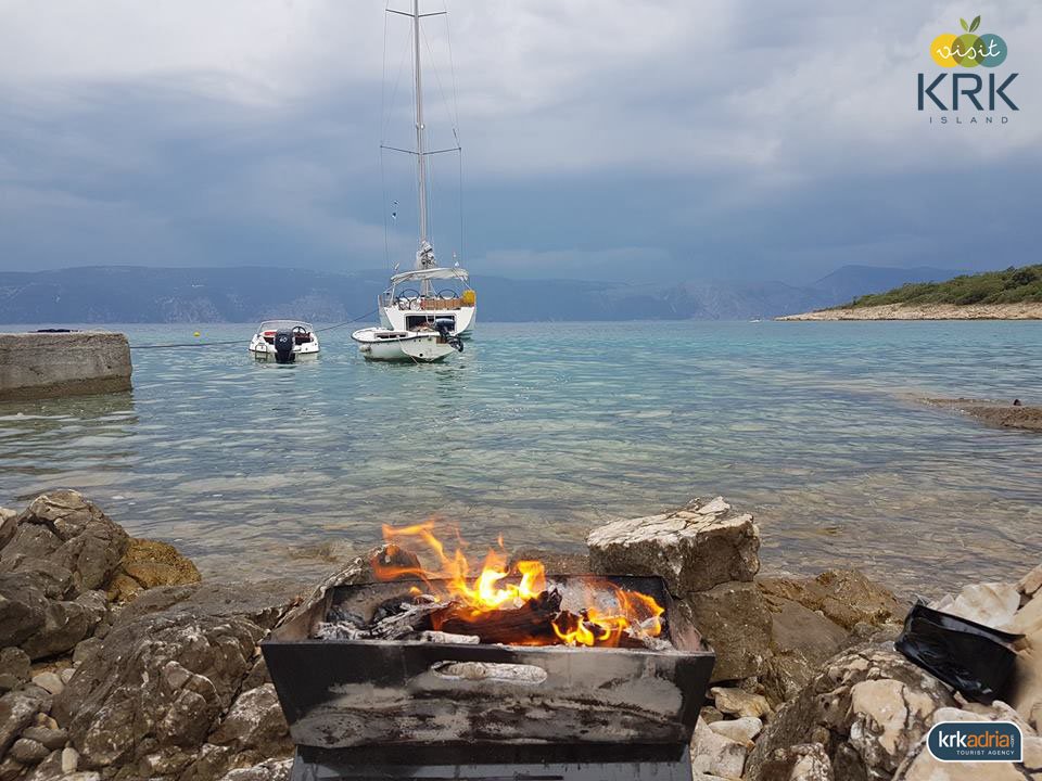 VisitKrk's tweet image. In anticipation of the arrival of a #storm with #barbecue in the bay on the island of Krk #VisitKrk
