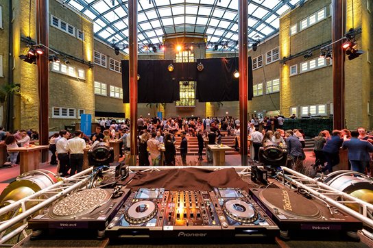 EdelEvents's tweet image. Een professioneel geluidssysteem mag niet ontbreken tijdens een event! Wij weten precies wat jij nodig hebt. #edelevents #eventorganisatie