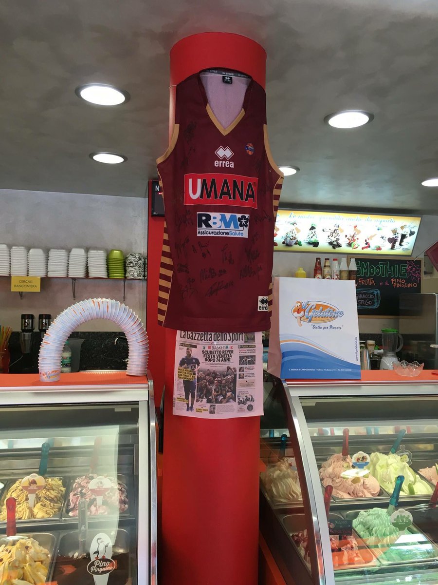 REYER1872's tweet photo. Continuate ad inviarci le foto 📸 a marketing@reyer.it 💪🏀🇮🇹🏆! #Campioni #R3YER #HavingParty https://t.co/NZCZuSnYkZ
