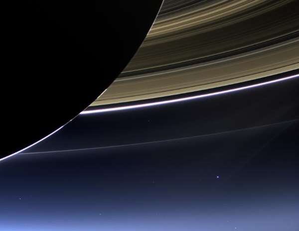 ahenk75's tweet image. That bright dot under #Saturn rings is #Earth #missionspatiale #exploration #univers #space #cosmos #astrophysic