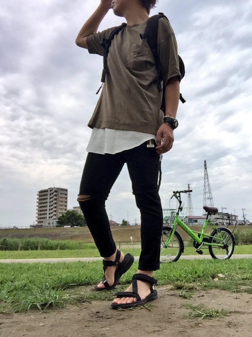 تويتر しんちゃん على تويتر 昨日のコーデ Gu ポンチビッグt ニコアンド ロングタンクトップ アーバンリサーチ ダメージ 黒スキニー Gu スポーツサンダル Colombia 黒リュック ディッキーズ ガチャベルト Gshock 持ってるアイテムだけで多くの着まわしできるの