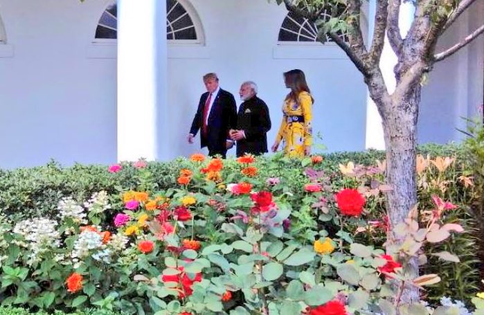 FastNewsDelhi's tweet image. #ModiMeetsTrump 
PM @narendramodi , President @realDonaldTrump , First Lady Melania Trump walking in corridor of White House.
#ModInUS