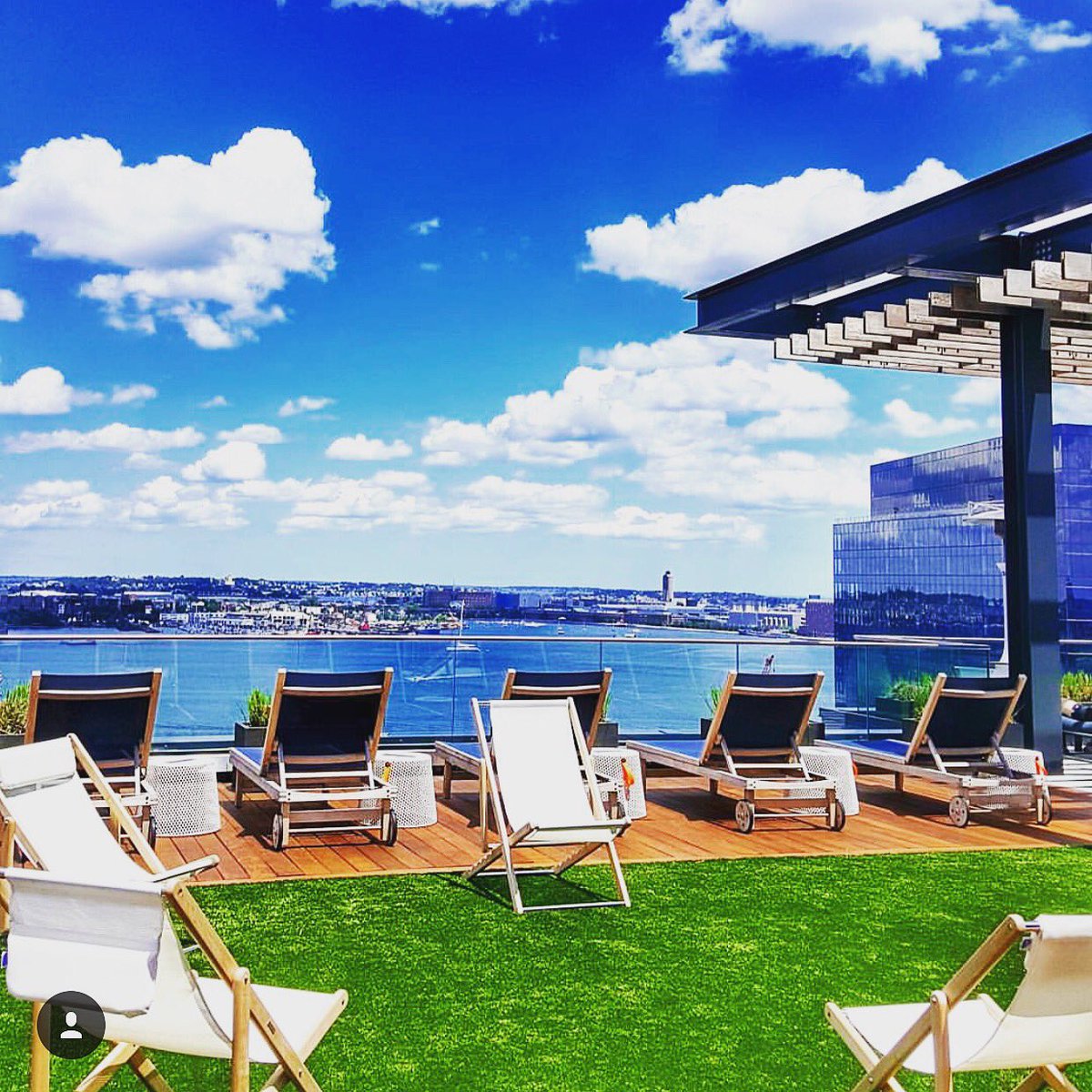 WMSPapts's tweet image. Monday's aren't so bad after all ⚓️ #LiveWhereWorkMeetsPlay #Views #WatermarkSeaport #igboston #RoofDeck #CityLiving