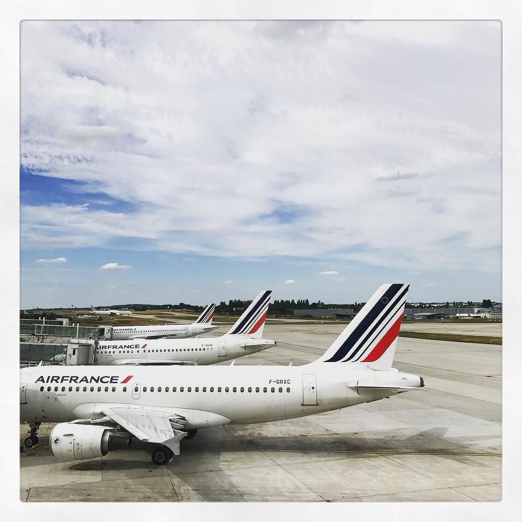 seriseri310's tweet photo. 今年もここで乗り継ぎ....(￣∀￣)
#airfrance #flyingview #cdg #整列 https://t.co/OYHEZtYCj6 https://t.co/cIKKvvCiaQ