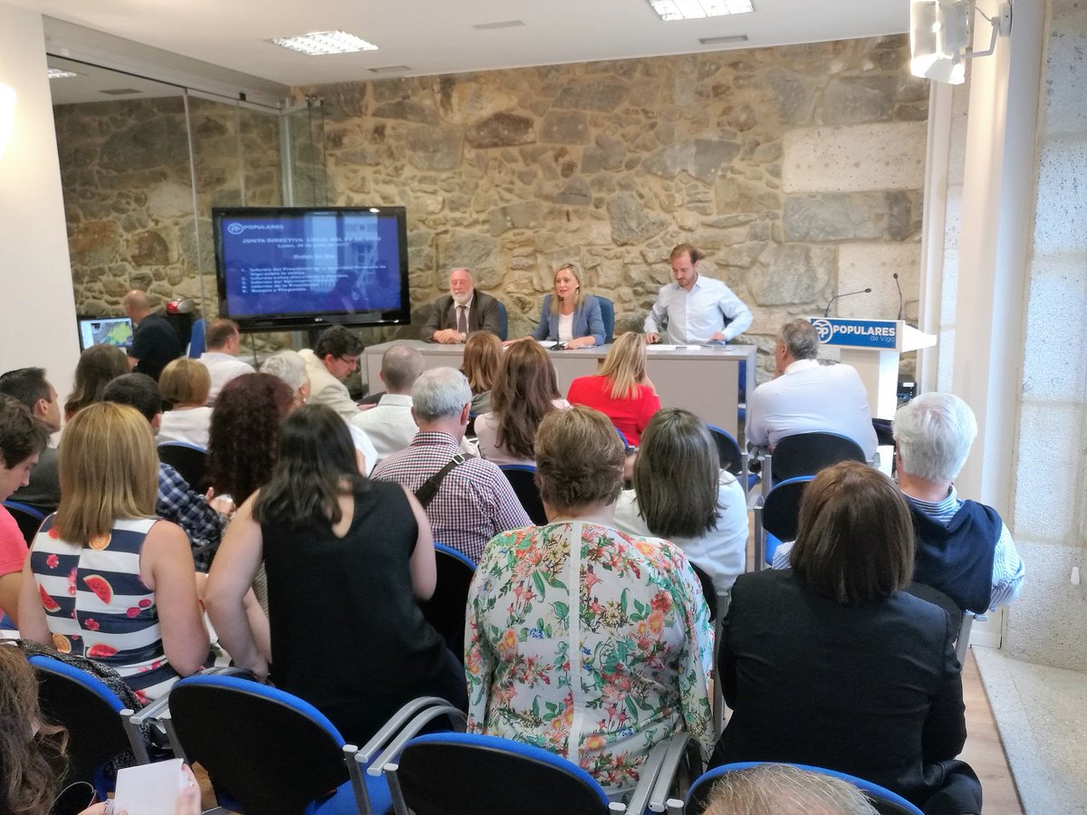 PPdeVigo's tweet photo. .@elenamunozf y @JaviDorado presiden 1å #JuntaDirectivaLocal con la presencia de los nuevos #PresidentesDistritos, culminando la renovación. https://t.co/PD02QsQbIb