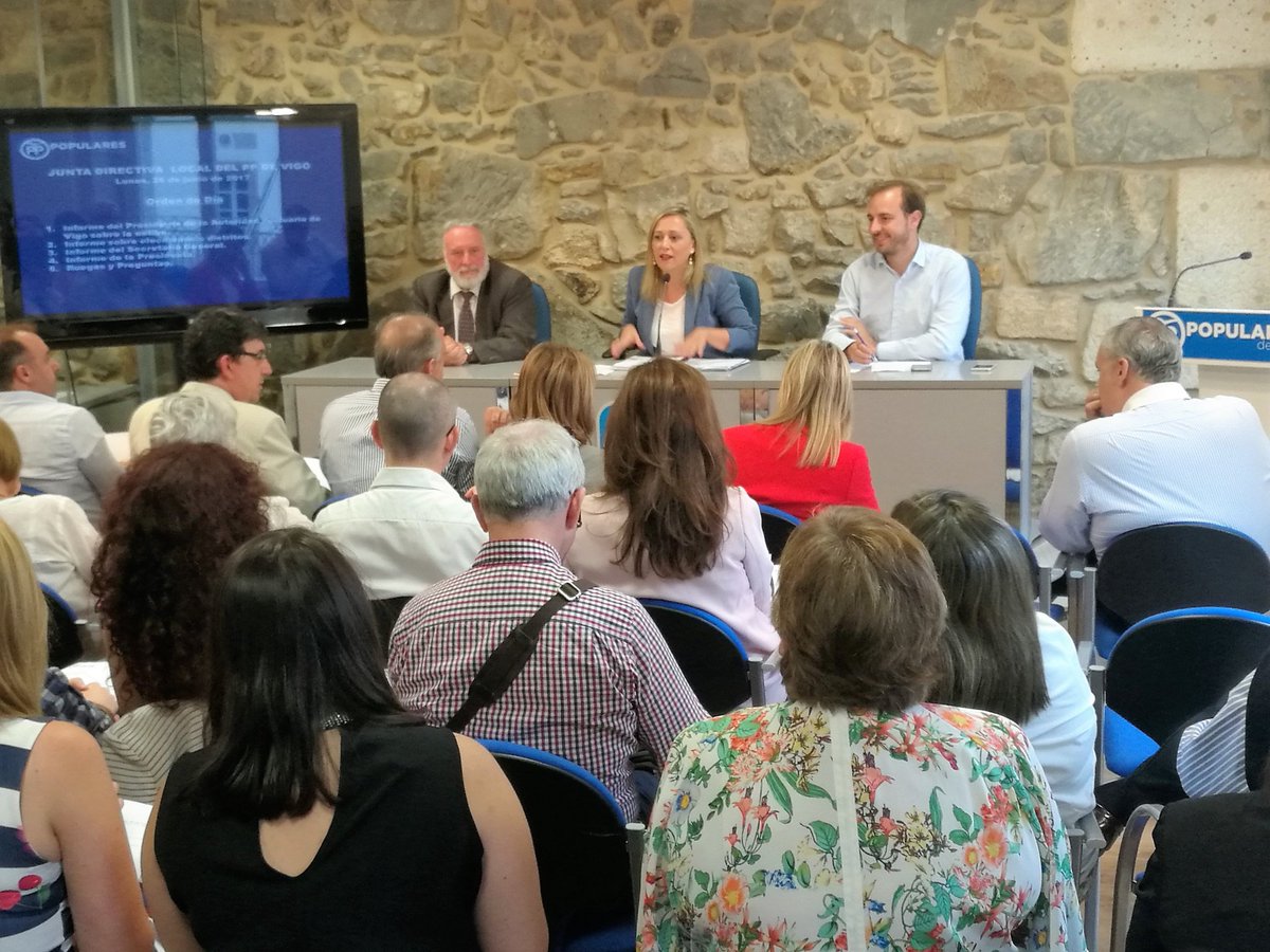 PPdeVigo's tweet photo. .@elenamunozf y @JaviDorado presiden 1å #JuntaDirectivaLocal con la presencia de los nuevos #PresidentesDistritos, culminando la renovación. https://t.co/PD02QsQbIb