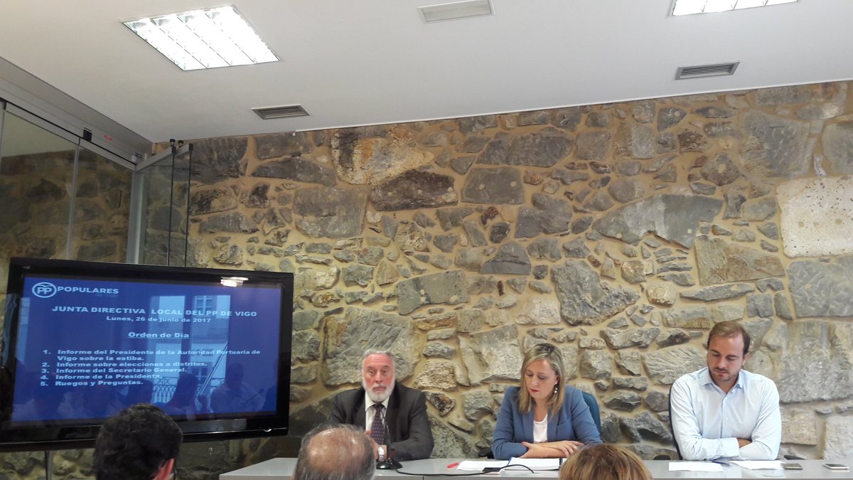 PPdeVigo's tweet photo. .@elenamunozf y @JaviDorado presiden 1å #JuntaDirectivaLocal con la presencia de los nuevos #PresidentesDistritos, culminando la renovación. https://t.co/PD02QsQbIb