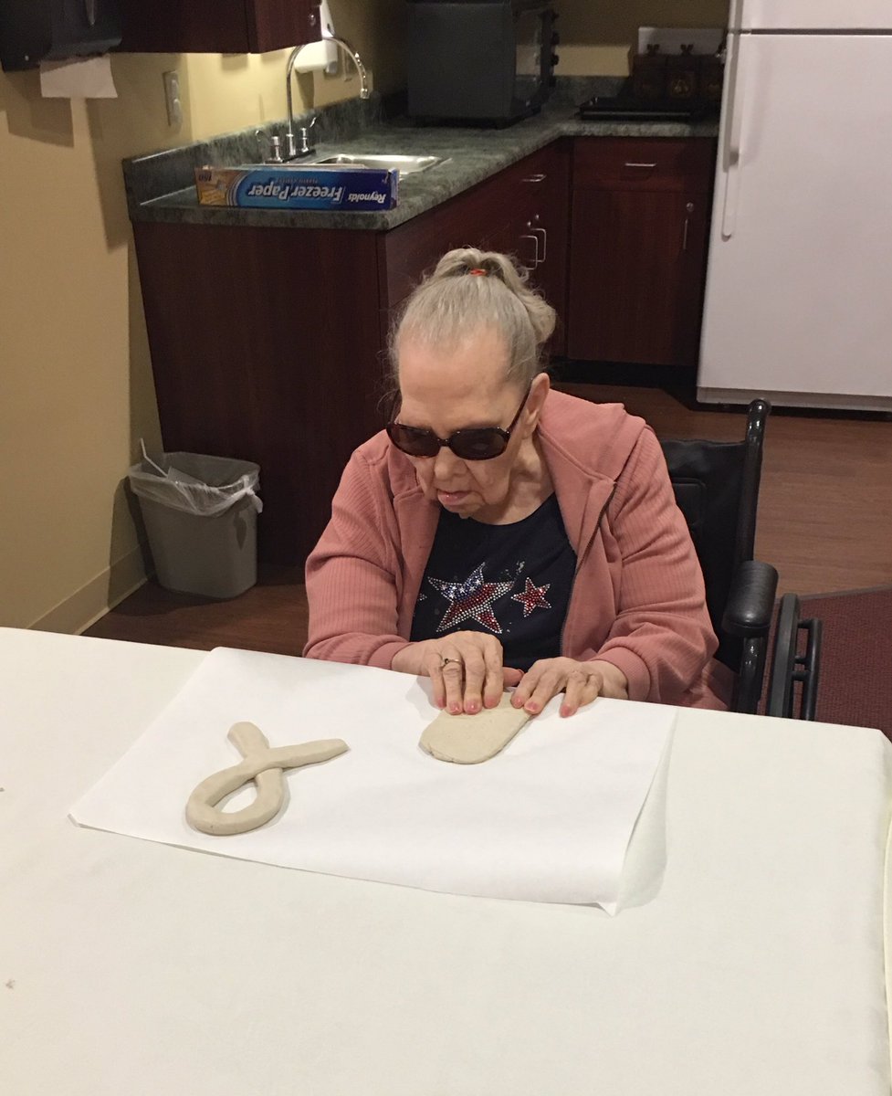 Oaks_NPWoods's tweet photo. Artisan's at work. Our creative juices were flowing today. π#clayexploration #memorycare https://t.co/k6Ypt5I21x