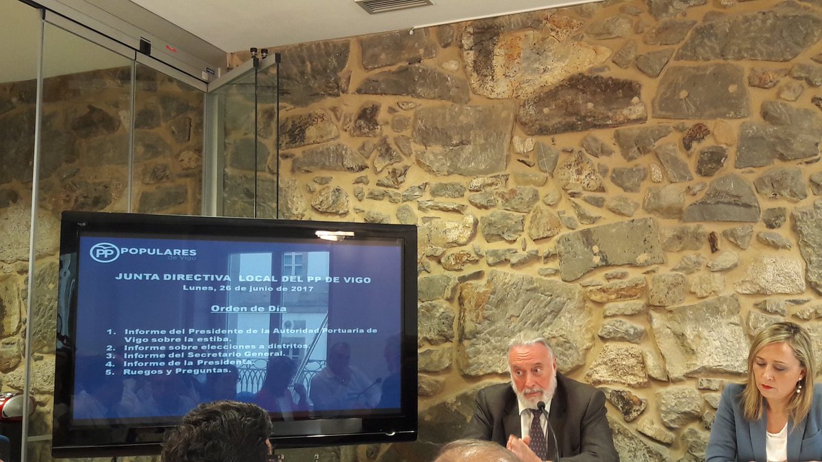 PPdeVigo's tweet photo. El Presid. @Puerto_de_Vigo #EnriqueLópezVeiga ha explicado en la #JuntaDirectivaLocal de hoy la situación derivada de la huelga de #estiba. https://t.co/DLOBVQ5138