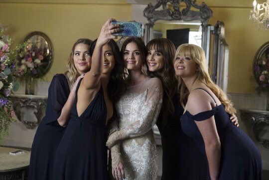 TheTheoryofA's tweet photo. #SUPERSPOILER #PLL
Nuevas fotos de la boda del 7x20 "Til deAth do us pArt". https://t.co/anV5P7gJhS