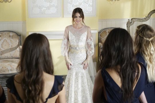 TheTheoryofA's tweet photo. #SUPERSPOILER #PLL
Nuevas fotos de la boda del 7x20 "Til deAth do us pArt". https://t.co/anV5P7gJhS